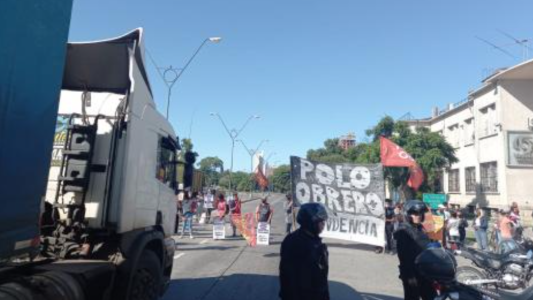 Caos vehicular en Avenida 27 de Febrero por una protesta social