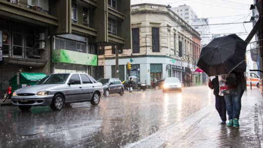 Emiten un alerta por tormentas fuertes y esta tarde podría bajar la temperatura