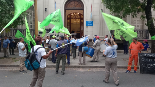 Protesta de la UOCRA por el despido de 19 trabajadores