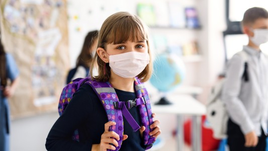 Los pediatras continúan recomendando el uso del tapabocas