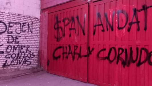 Unión: Aparecieron pintadas sugerentes en el ingreso de Cándido Pujato