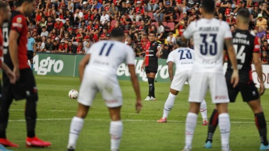 Pese a otra obra de arte del Pulga, Colón sólo pudo empatar con el Rojo