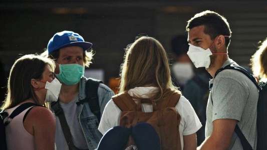 El barbijo dejará de ser obligatorio en la provincia, aunque sugieren su uso