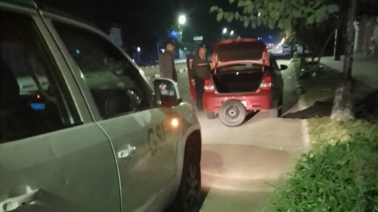 Personal de la GSI ayudó a una pareja de ancianos a cambiar una rueda a las 3 de la madrugada