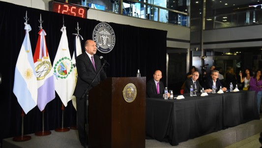 Omar Perotti encabezó el remate del primer lote de soja en la Bolsa de Comercio de Rosario