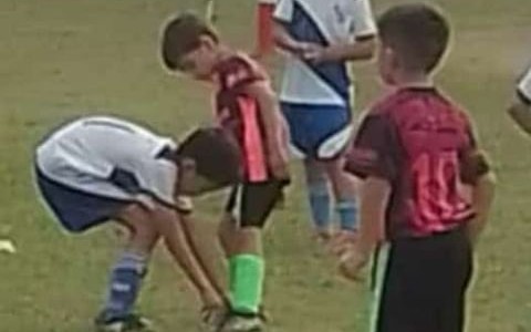 Ejemplo de fair play en frasco chico: Paró el partido para atarle los cordones al rival