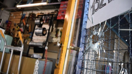 Plata o plomo: seis disparos a una ferreteria, ubicada a metros de una escuela