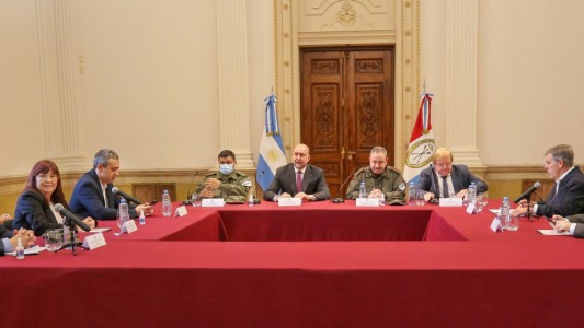 El gobernador Omar Perotti encabezó una reunión para abordar nuevas estrategias de seguridad