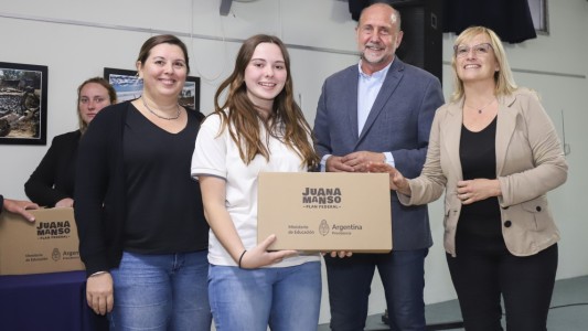 Omar Perotti entregó netbooks del plan "Conectar Igualdad"