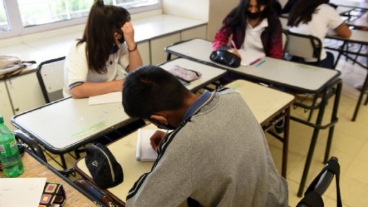 Estudiantes y familias con mayor ingreso y nivel educativo tienen mejores trayectorias escolares