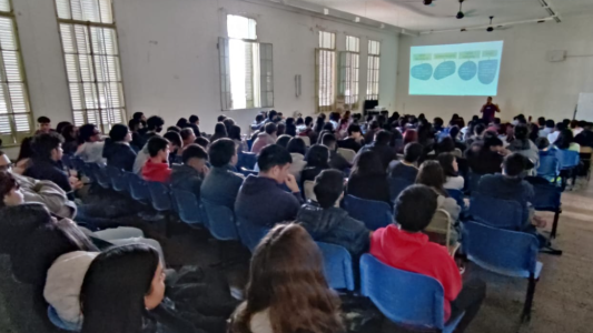 Disertación sobre uso responsable de las redes sociales en la escuela Almirante Brown