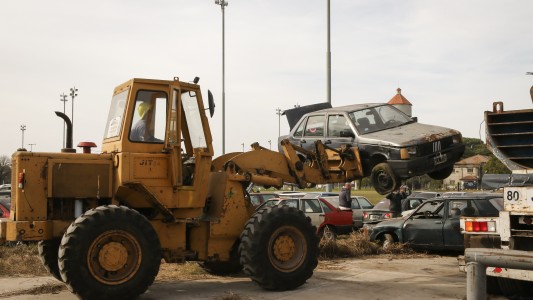 La provincia inició la compactación de cerca de 100 vehículos decomisados
