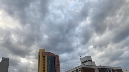 Miércoles patrio nublado en la ciudad de Santa Fe