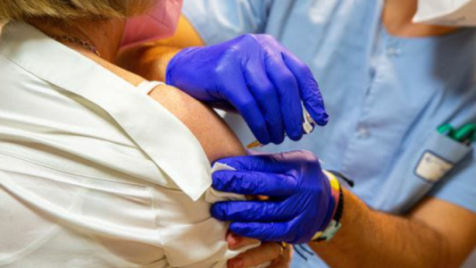 Este lunes se aplicarán cuartas dosis y habrá vacunación libre en la ciudad