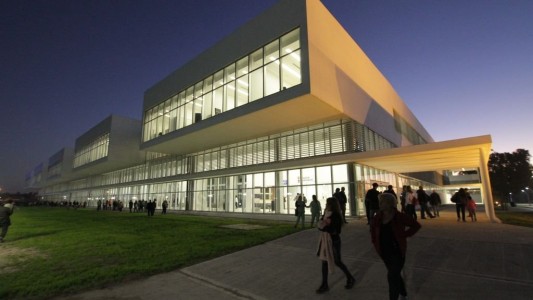 Asisten con bebidas calientes a los pacientes que llegan a la guardia del Hospital Iturraspe