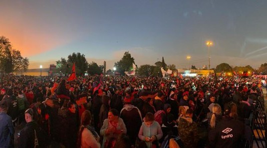 Colón y una fiesta con dos caras: La alegría de los hinchas y los incidentes de los barras