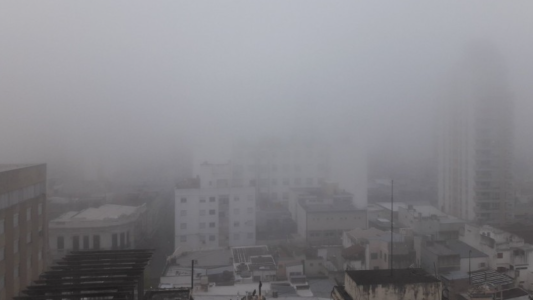 Arranca el lunes con frío, humedad y alerta violeta por neblinas
