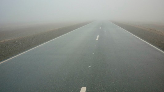 Niebla en las rutas: ¿Por qué la APSV recomienda viajar en silencio?