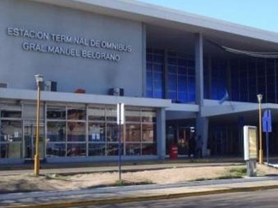 Gresca entre un taxista y un abrepuertas frente a la Terminal de Ómnibus