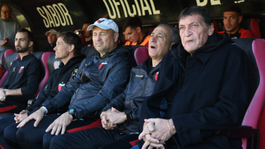 Falcioni: "El penal no fue, la pelota pega accidentalmente en la mano"