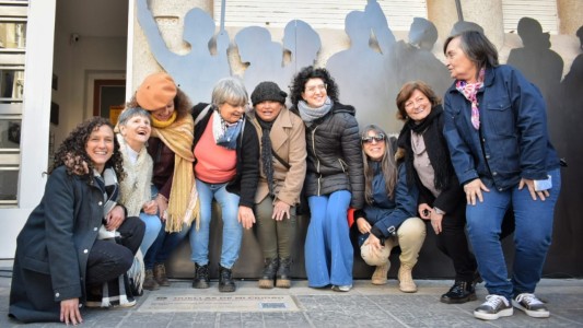 Colocaron la quinta baldosa feminista en la Casa del Maestro