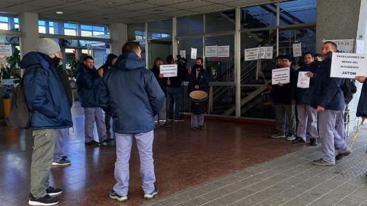 Protesta de trabajadores contratados de la Terminal de Ómnibus