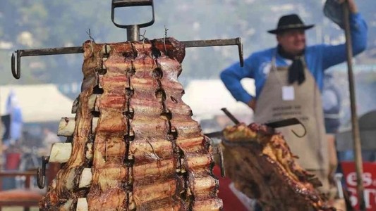 Se realizó el tradicional concurso de asados a la estaca por el Día de la Bandera