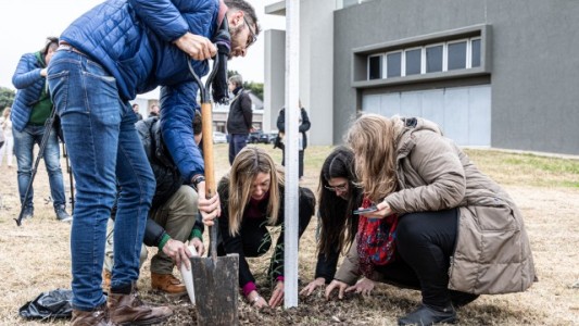 UNL comenzó a plantar un árbol por cada graduada y graduado