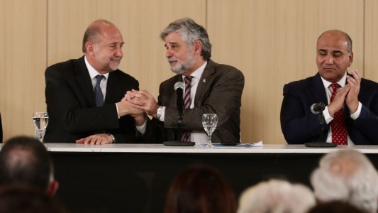 Perotti participó de la entrega de equipos científicos del Plan Federal "Equipar Ciencia"
