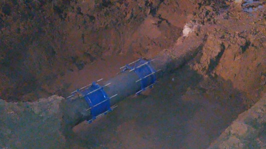 Finalizó la reparación de una cañería en Javier de la Rosa y Urquiza