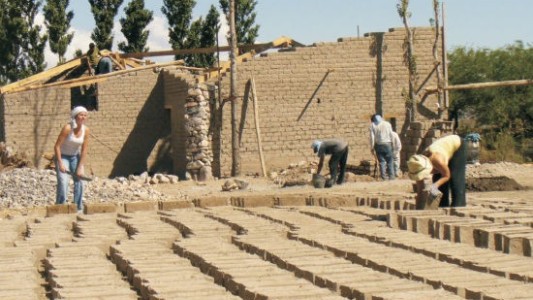 La cooperativa santafesina que utiliza a la tierra como material de construcción