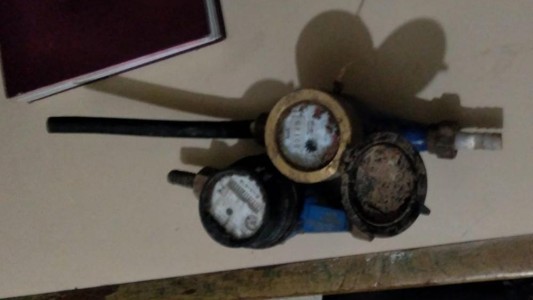 Arrestaron a un hombre que llevaba cuatro medidores de agua en Santo Tomé