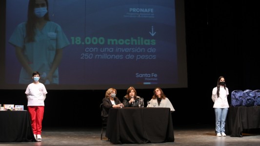 La provincia entregó 436 mochilas técnicas de enfermería a estudiantes de Santa Fe, Recreo y Helvecia