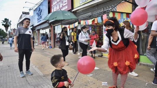 La avenida Aristóbulo del Valle se viste de fiesta para celebrar el 9 de julio