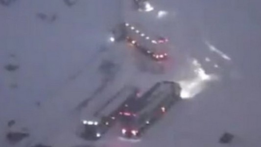 Cientos de autos, camiones y micros varados en alta montaña por la nieve