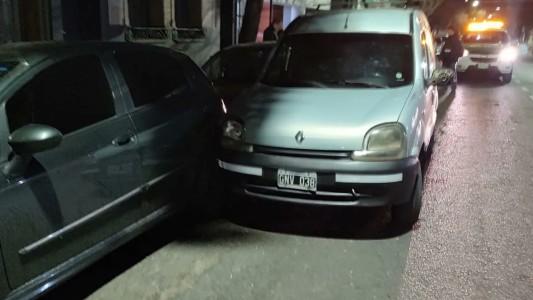 Un hombre se descompensó y chocó dos autos estacionados en Urquiza al 2500