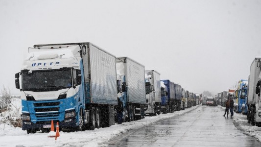 Miles de camioneros esperan la reapertura del paso Cristo Redentor hacia Chile