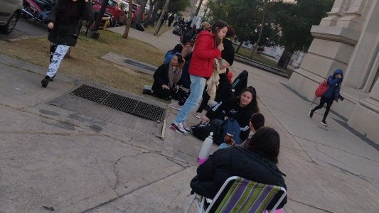 Lali llegó a Santa Fe y sus fans ya acampan alrededor de la Estación Belgrano