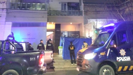 Misterio por la muerte de un hombre en la puerta de un edificio