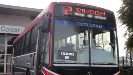 Le propinaron una salvaje golpiza para robarle a un chofer de la línea 2