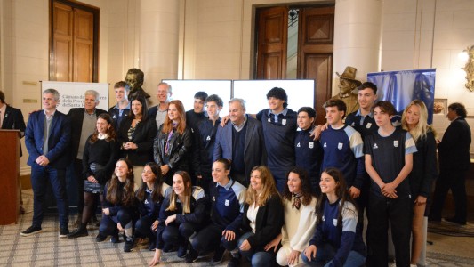 La Legislatura reconoció a deportistas que participaron de los Juegos de la Juventud