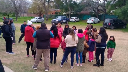 Tras amenazas de balas, realizaron un abrazo simbólico a la Escuela 658 de Rincón