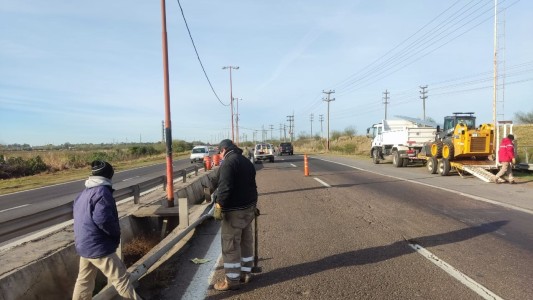 Realizan tareas de reemplazo de barandas en la Circunvalación Oeste