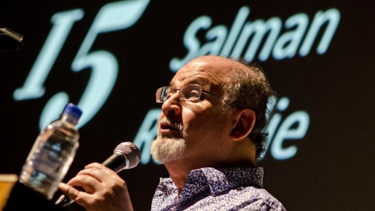 Artistas y políticos repudiaron el ataque a Salman Rushdie