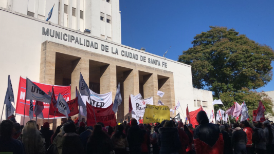 Movimientos sociales realizan un acampe frente a la Municipalidad