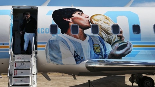 El avión Tango D10S en homenaje a Diego Maradona llegó al aeropuerto de Rosario