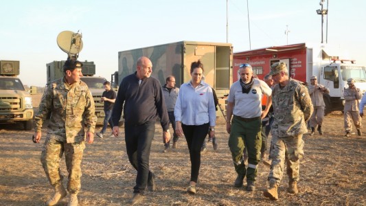 Perotti recorrió el puesto de comando que combate los incendios en Alvear