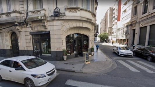 Una jubilada fue abandonada por su hijo en un bar rosarino