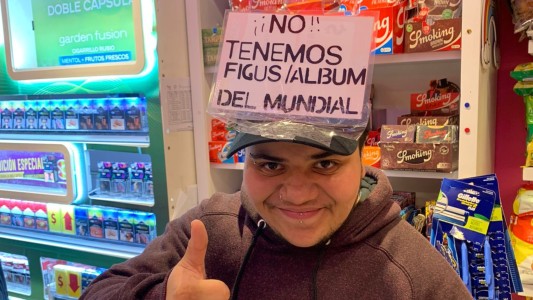 La insólita estrategia de un kiosquero para avisar que no tienen figuritas del mundial