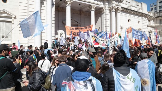 El PJ y la CGT se movilizan a la Legislatura tras el intento de magnicidio